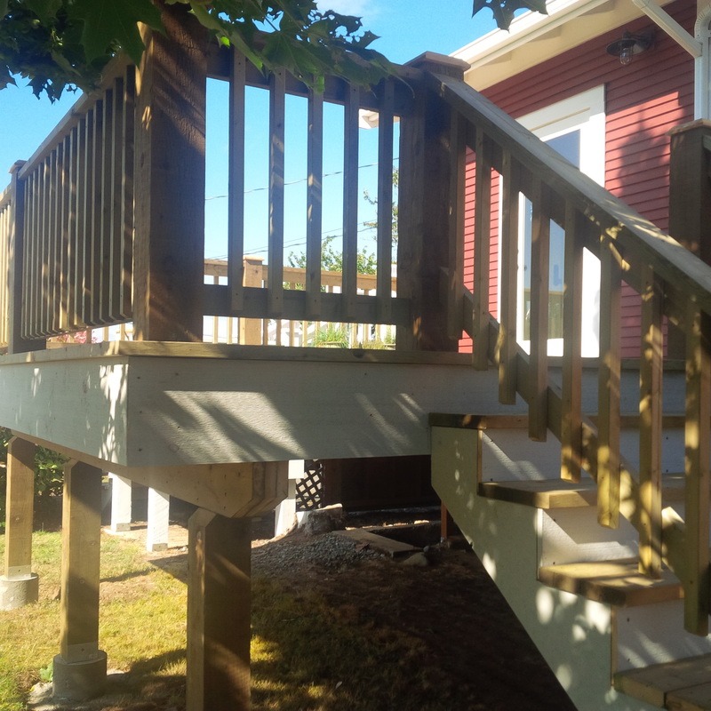 Ridgewood Construction Victoria BC cedar deck with cedar railings